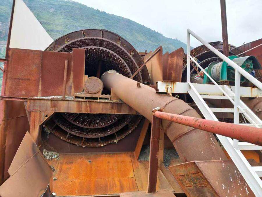 停泊于雷波县金沙江畔的吉利3号工程船（无泥舱吸砂船）