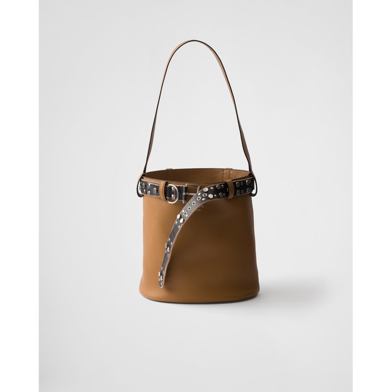 PRADA (2025) Prada Buckle 皮革水桶包，配铆钉腰带
