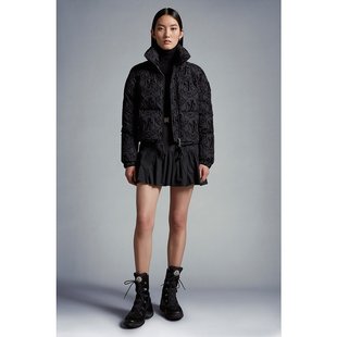 女黑色聚酯满徽标印高领拉链羽绒服 Moncler 蒙克莱23新款