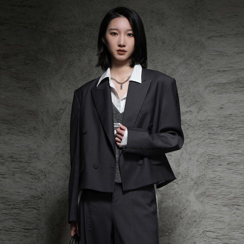 uti深灰短款西装外套女