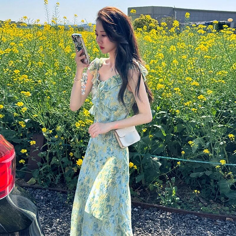 茶歇法式小飞袖碎花连衣裙女2025春季新款海边度假无袖气质长裙子