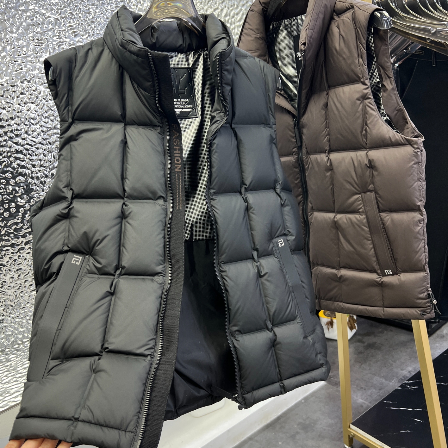 90白鸭绒中厚时尚立领羽绒马甲男