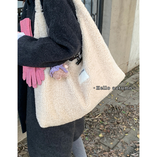 学院风毛呢包包女秋冬2025新款潮时尚可爱托特包大容量羊羔毛包包