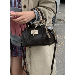 美拉德复古手提保龄球包包女2025新款潮时尚小众枕头包百搭斜挎包