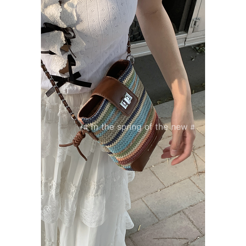 格子编织包包女夏天2024新款潮时尚草编包百搭链条单肩斜挎水桶包