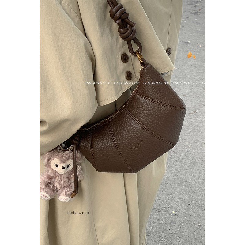 韩国小众设计包包女2024新款秋冬复古可颂牛角包百搭休闲斜挎包