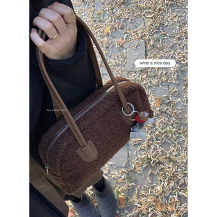 冬季羊羔毛包包女2025新款潮时尚韩版复古腋下包大容量毛绒包