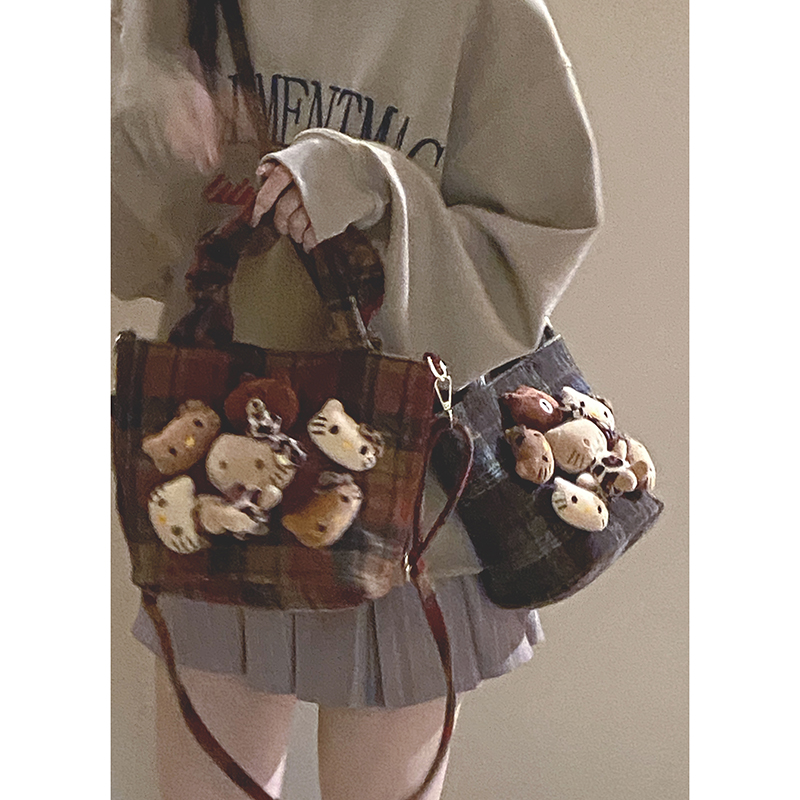 卡通玩偶毛呢包包女2024新款潮秋冬复古格子手提托特包百搭斜挎包