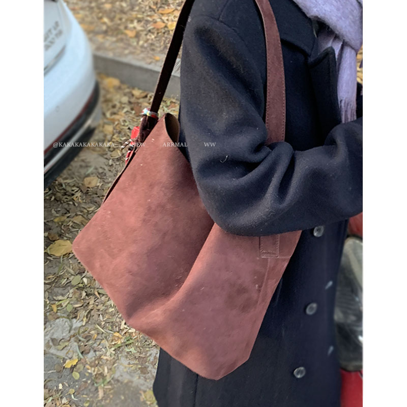 麂皮绒大容量腋下包包女2024新款冬季时尚水桶包百搭通勤托特包