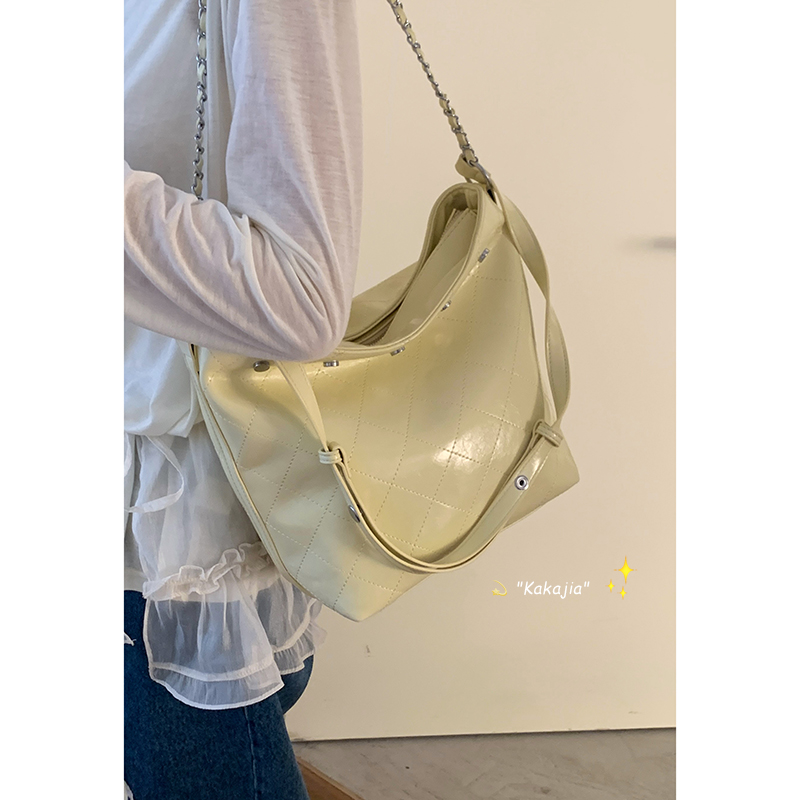 高级感小众包包女式2025新款简约时尚水桶包百搭大容量通勤斜挎包