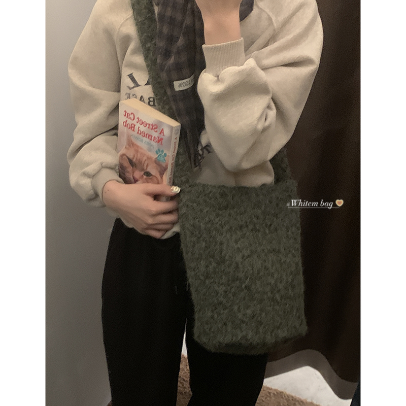 卡乐儿冬季毛呢斜挎水桶包