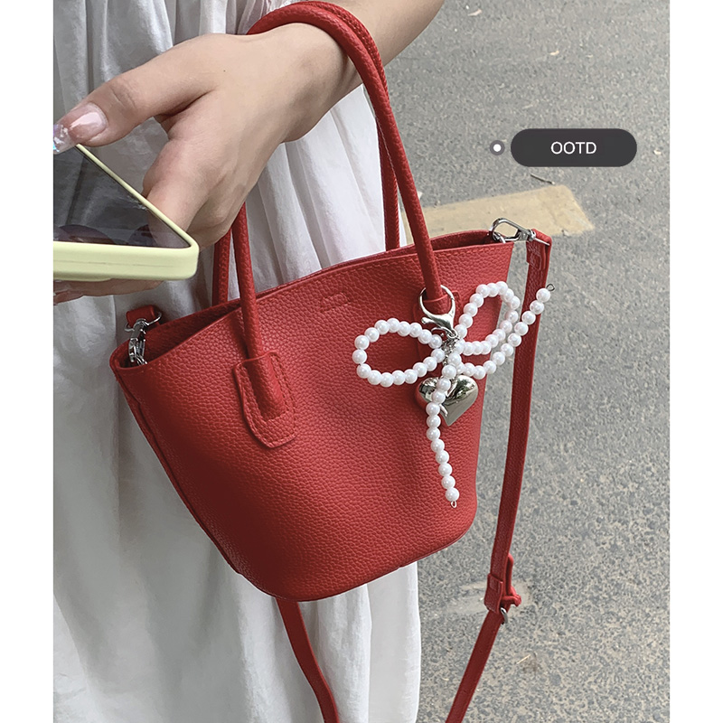 夏天斜挎小包包女士2024新款时尚红色手提水桶包百搭休闲手提包