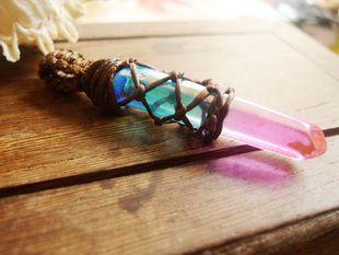 吉祥珠宝【渐变】天然电镀彩虹蓝红水晶柱网兜手编蜡绳水晶吊坠项