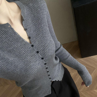 高级感灰色v领针织开衫女春秋老钱风气质修身内搭打底衫毛衣上衣