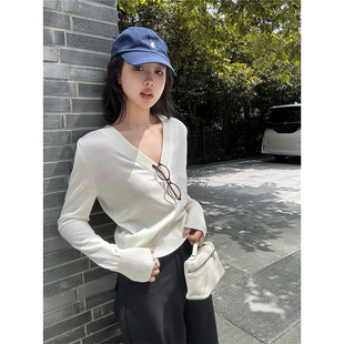 白色V领针织打底衫女春季外穿小个子修身显瘦长袖T恤短款内搭上衣
