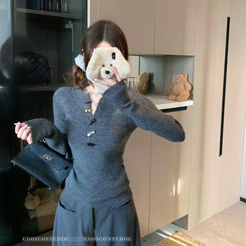 韩系灰色半开v领针织打底衫女秋冬高级感穿搭修身内搭毛衣小上衣