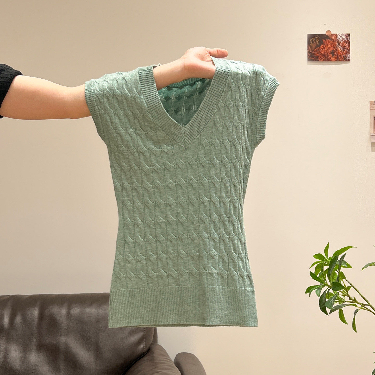 法式绿色v领麻花针织短袖女夏季老钱风穿搭绝美修身小飞袖t恤上衣