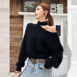 高级感黑色斜肩挂脖毛衣女秋冬轻熟纯欲风软糯短款针织衫露肩上衣
