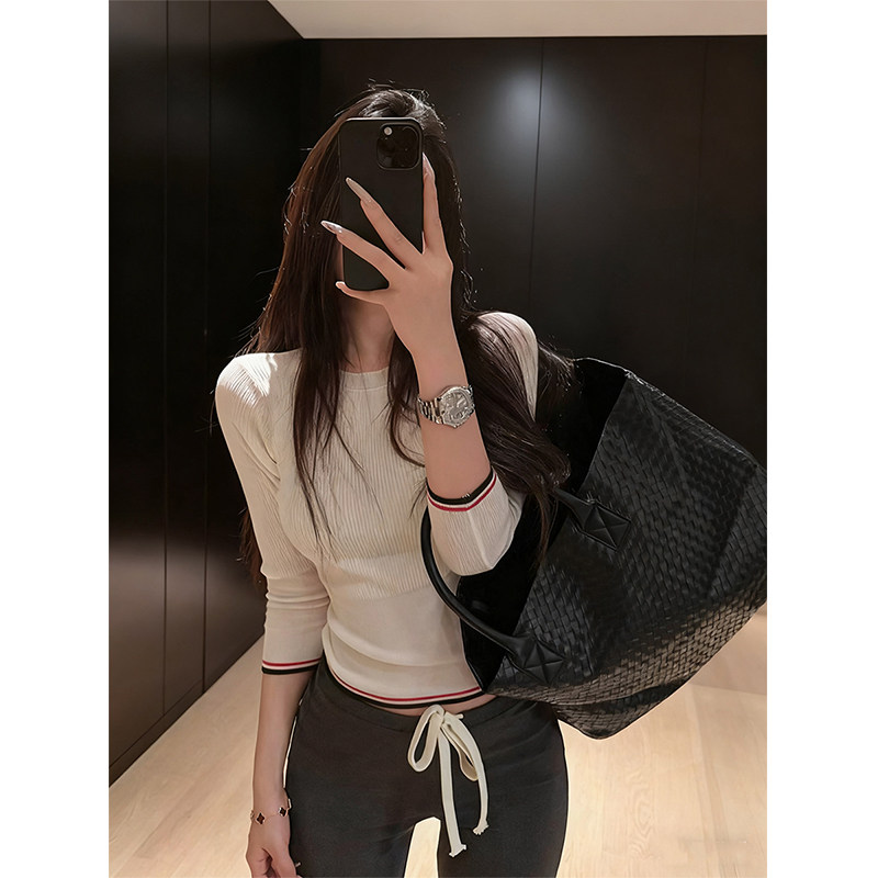 白色条纹薄款长袖针织衫女秋冬轻熟老钱风正肩修身内搭打底短上衣