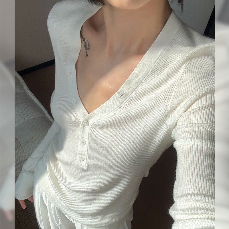 高级感简约白色v领针织衫女秋冬老钱风穿搭修身内搭打底毛衣上衣