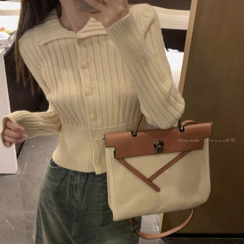 法式小香风白色翻领针织衫女秋冬设计感修身收腰短款毛衣内搭上衣