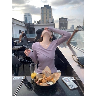 韩系紫色交叉V领针织毛衣女早春季设计感修身打底衫内搭别致上衣