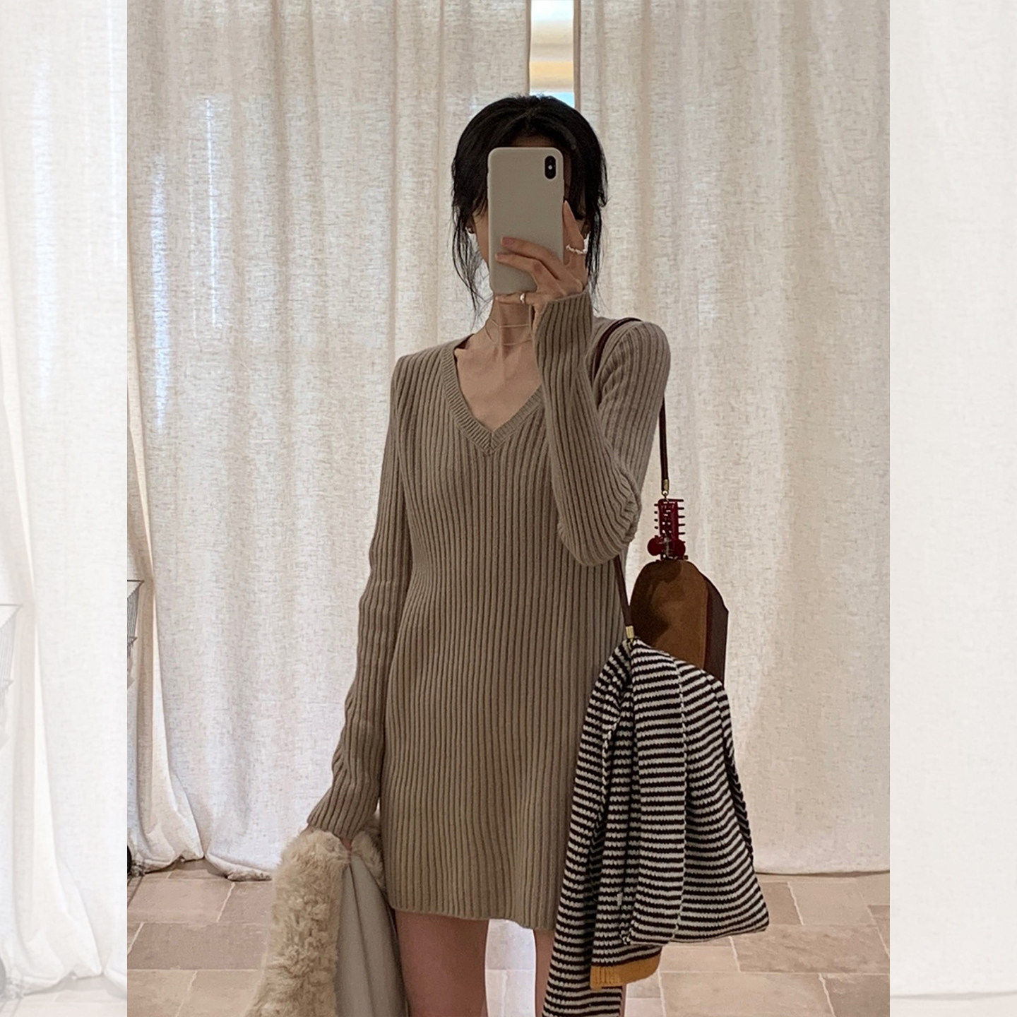卡其色慵懒v领中长款毛衣女秋冬遮屁股针织连衣裙内搭打底衫上衣