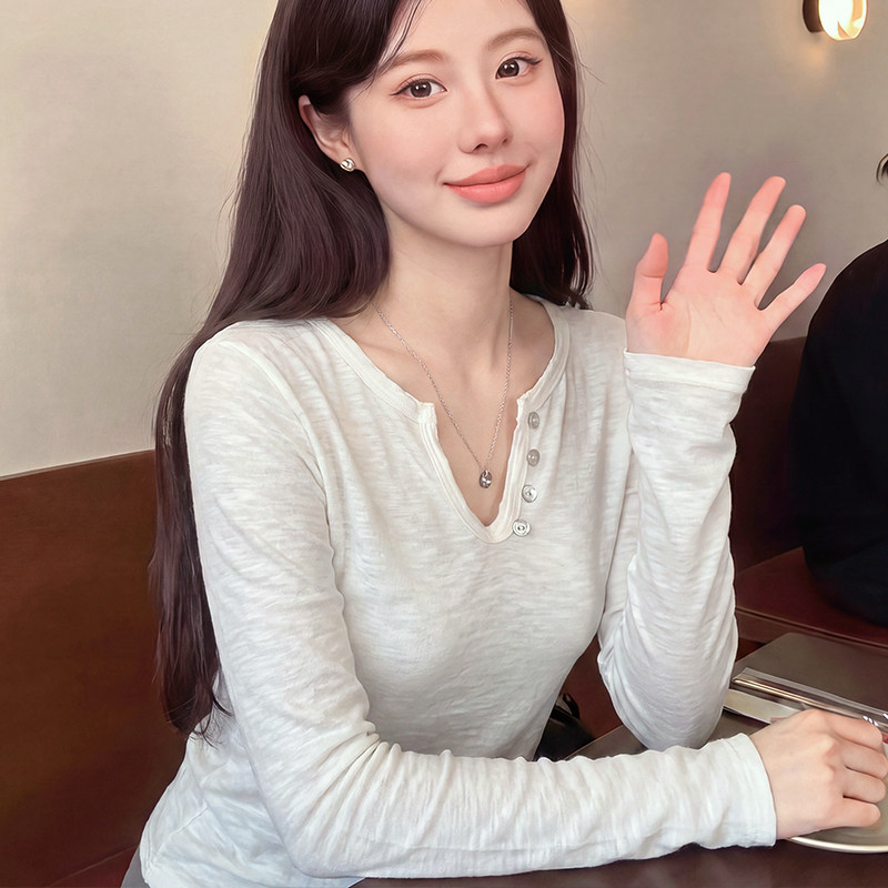 今年流行v领长袖t恤打底衫上衣女