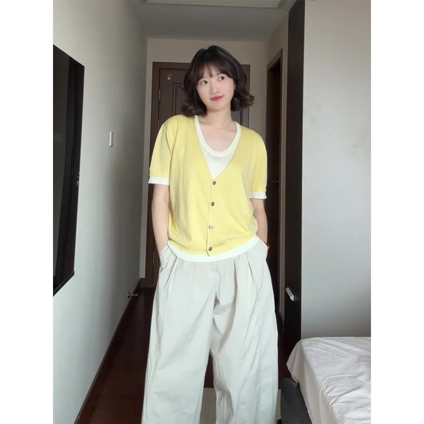 法式黄色v领假两件针织短袖t恤女夏季设计感正肩宽松冰丝撞色上衣