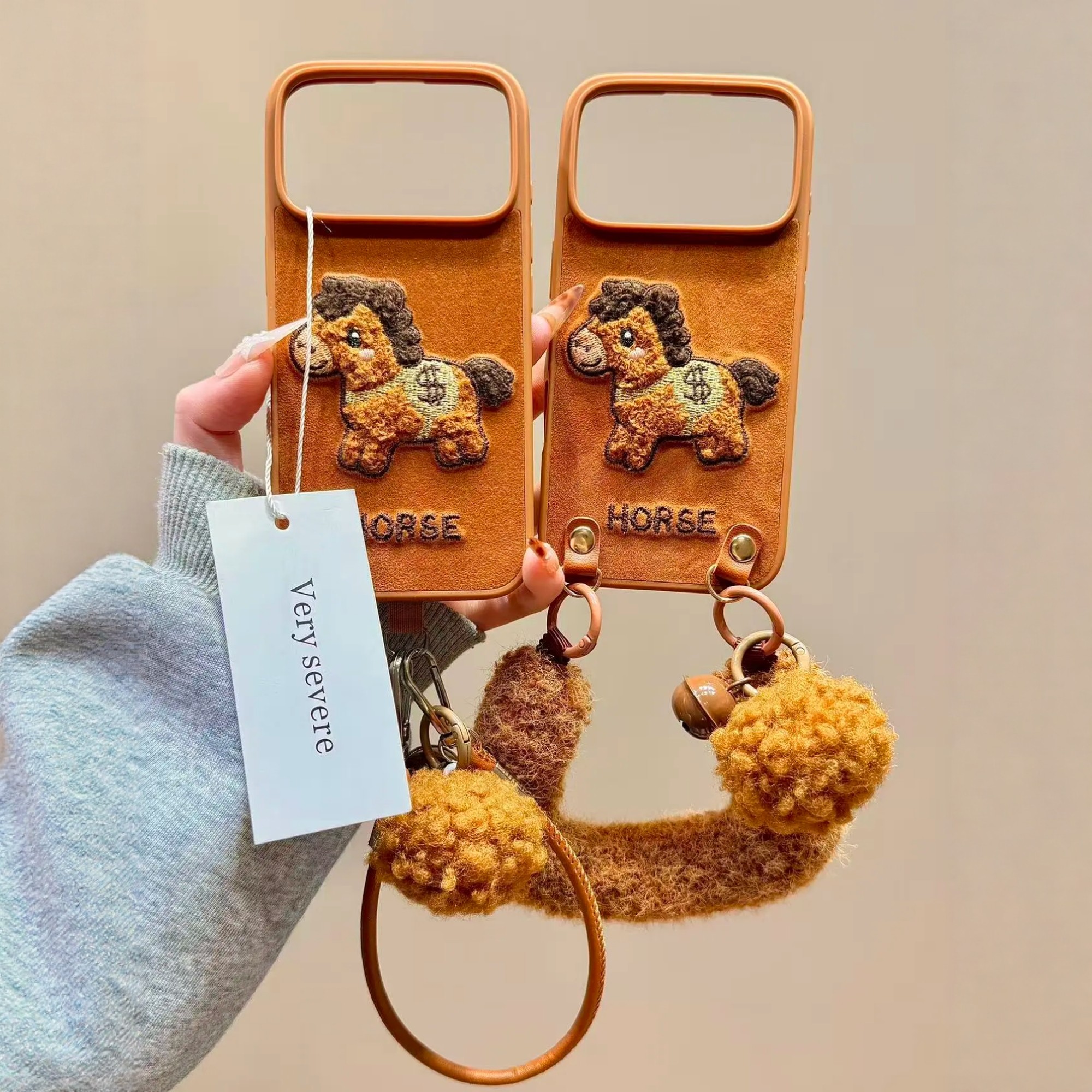 秋冬ins棕色绒布刺绣马上有钱毛茸腕带适用iPhone17promax手机壳苹果15pro新款14毛绒茸13少女款16防摔保护套,3C数码配件,手机保护套/壳,淘宝优惠券,粉丝福利购,淘宝优惠卷