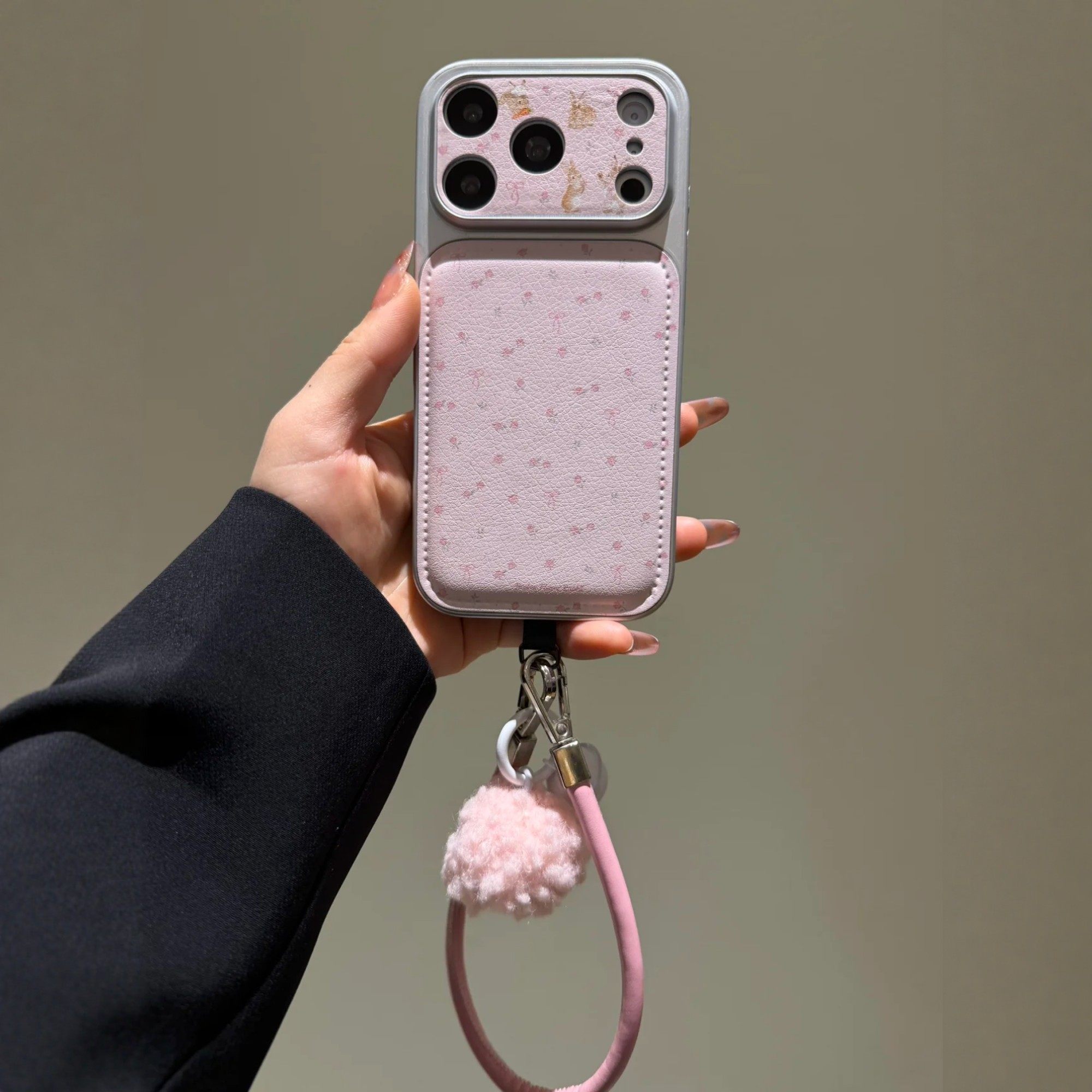 韩风ins粉色小碎花大视窗皮质毛球铃铛挂绳适用iPhone17promax手机壳苹果15pro新款14创意13女款16防摔保护套,3C数码配件,手机保护套/壳,淘宝优惠券,粉丝福利购,淘宝优惠卷