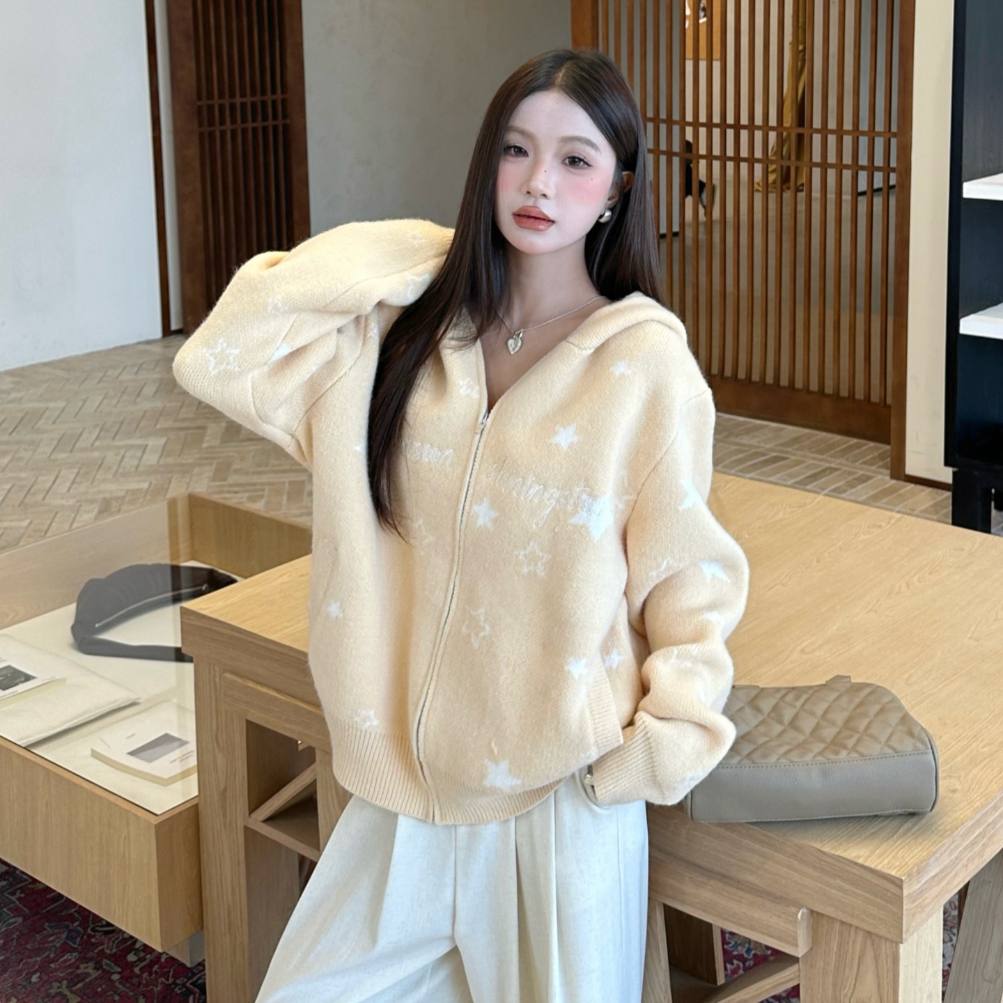 刺绣logo星星图案拉链毛衣外套