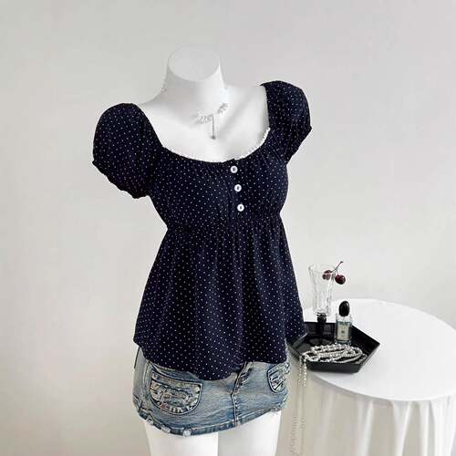 A women's casual and fashionable retro polka dot top a