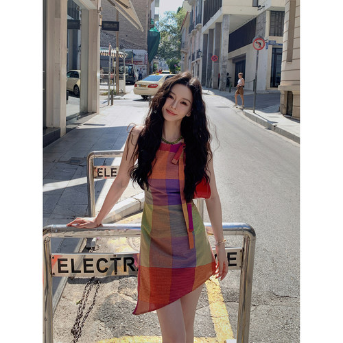 MINI STUDIO徐琳 「罗马假日」多巴胺撞色格子斜边挂脖吊带连衣裙