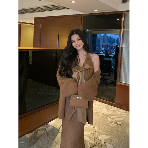 12/2  10AM  徐琳 「浪漫出逃」钩花绵羊毛混纺连衣裙开衫套装