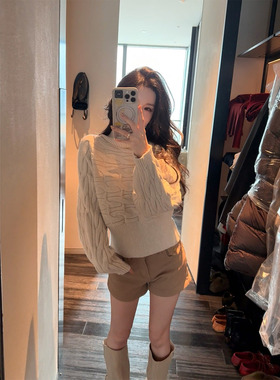 01/06 10AM 徐琳「星夜之吻」小高领翻领绞花竖坑条收腰廓形毛衣