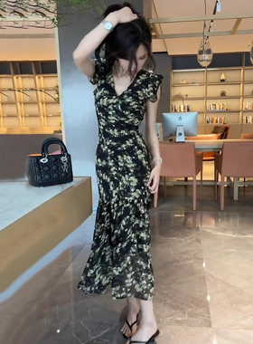 法式复古绿色小飞袖收腰v领连衣裙超好看气质碎花裙可甜可盐长裙