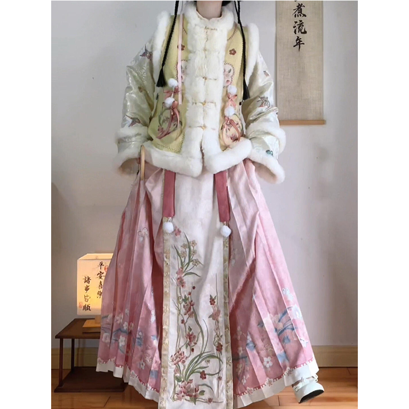 汉服女冬款国风复原感刺绣马甲加绒少女感华服宫装格格服保暖套装