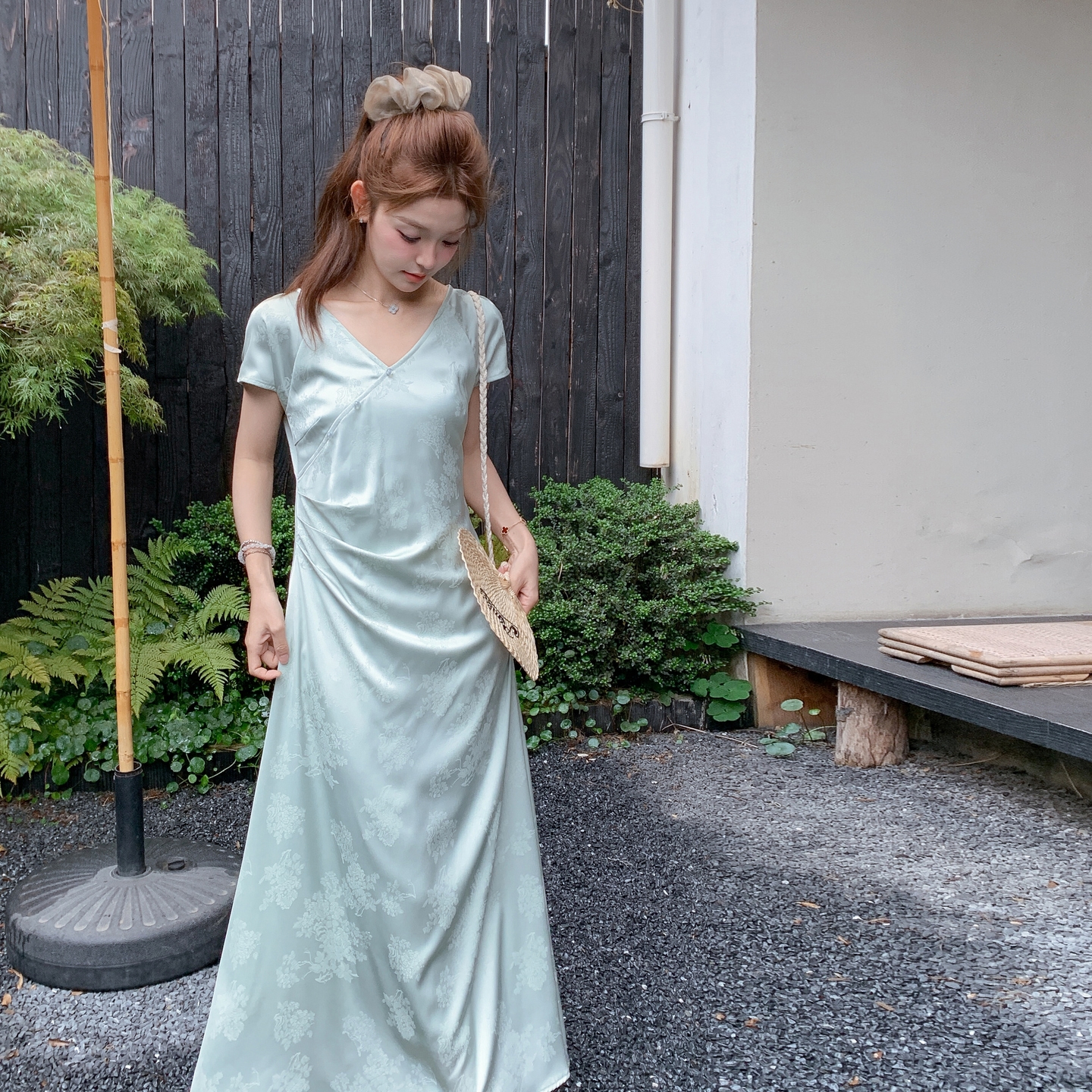 薄荷绿优雅提花连衣裙女夏季2025新款高级感甜美温柔V领收腰长裙，女装连衣裙，慧峰