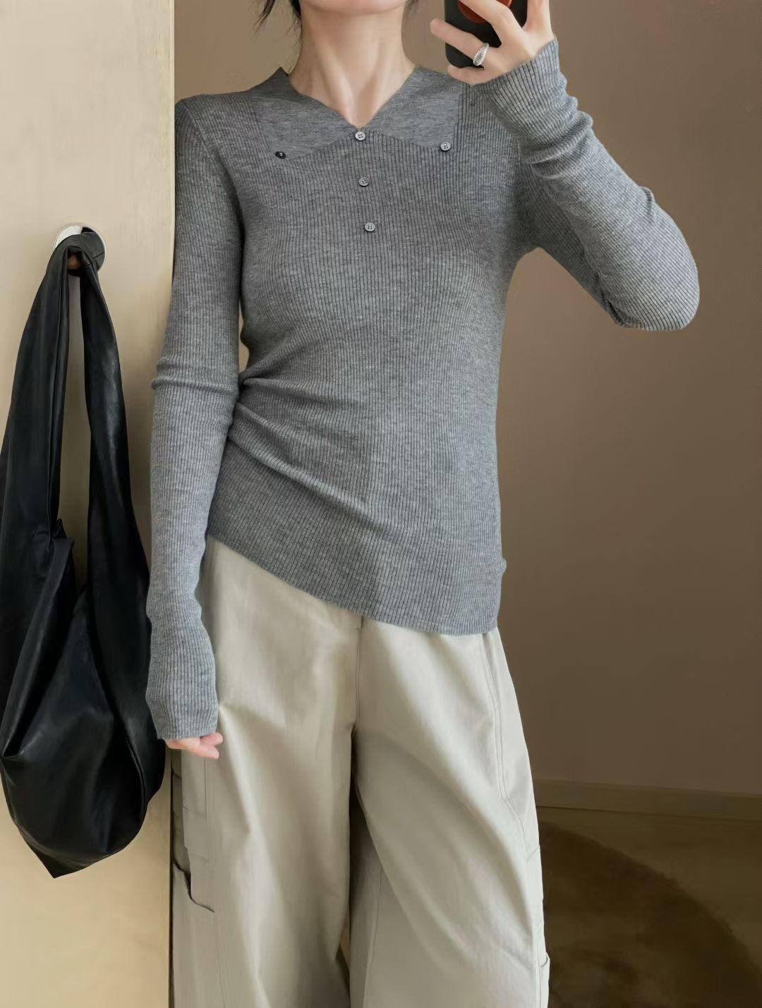 韩系优雅修身纹理感羊毛针织衫女早秋新款小V领加长袖显瘦打底衫