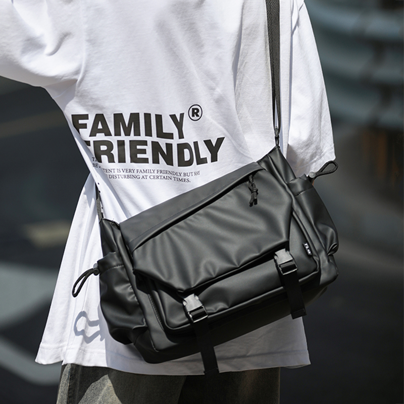 男士斜挎包工装机能风通勤单肩包