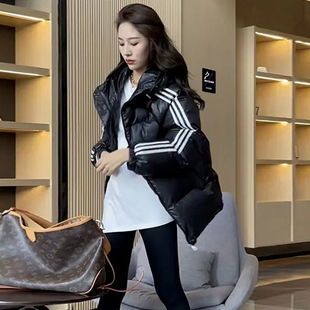 正品牌平湖羽绒服女款高端女三条杠白鸭绒宽松短款面包服高端韩版