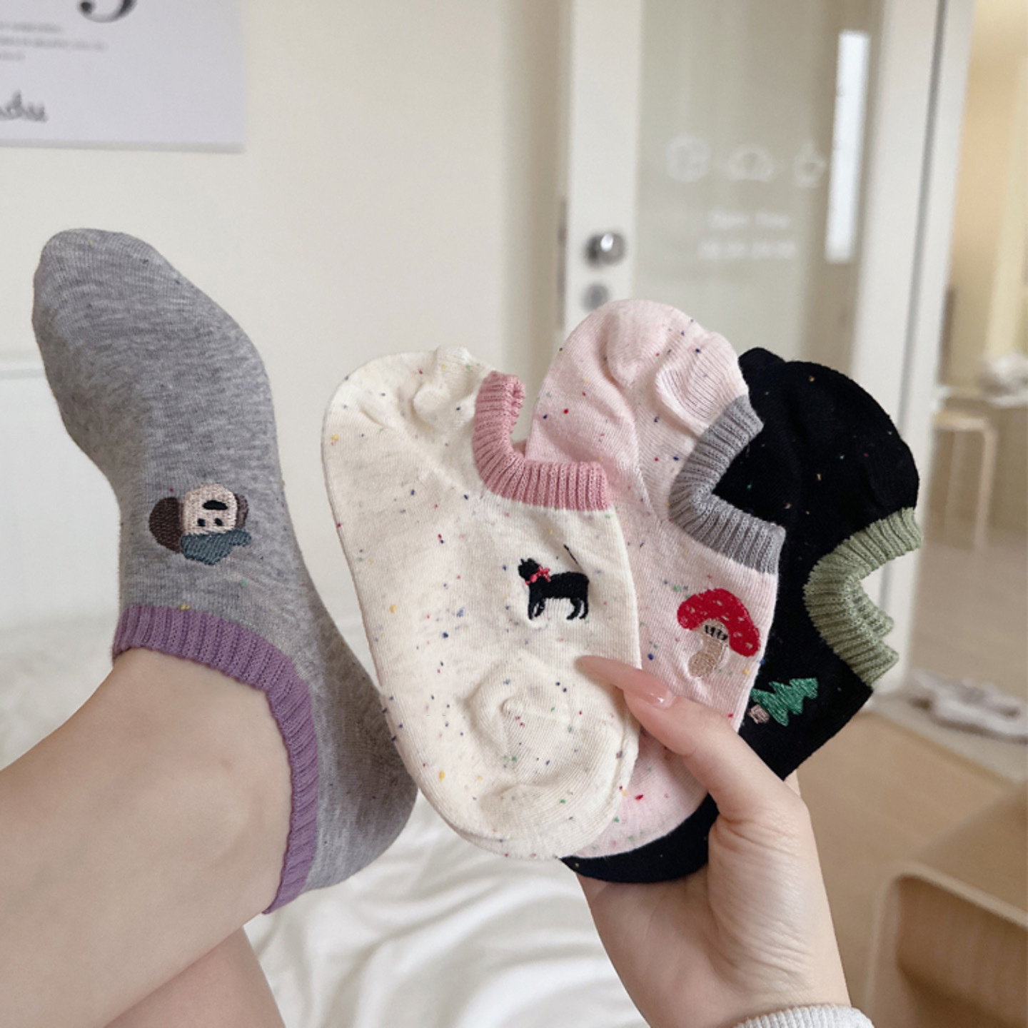 卡通刺绣船袜女棉点子纱防滑硅胶薄款短帮袜子可爱隐形棉短袜