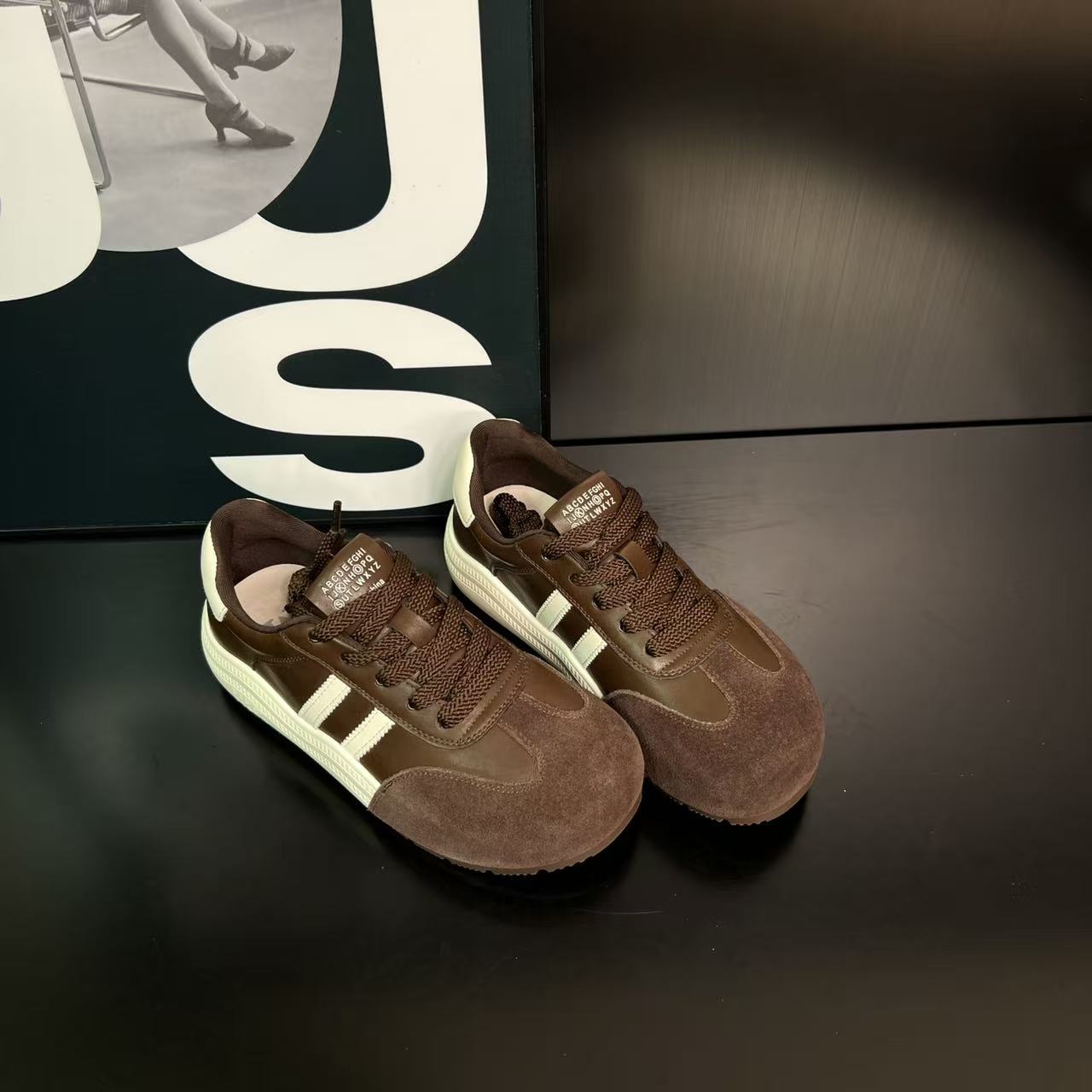 2025秋季新款休闲运动厚底德训鞋百搭舒适轻便复古阿甘鞋红色板鞋