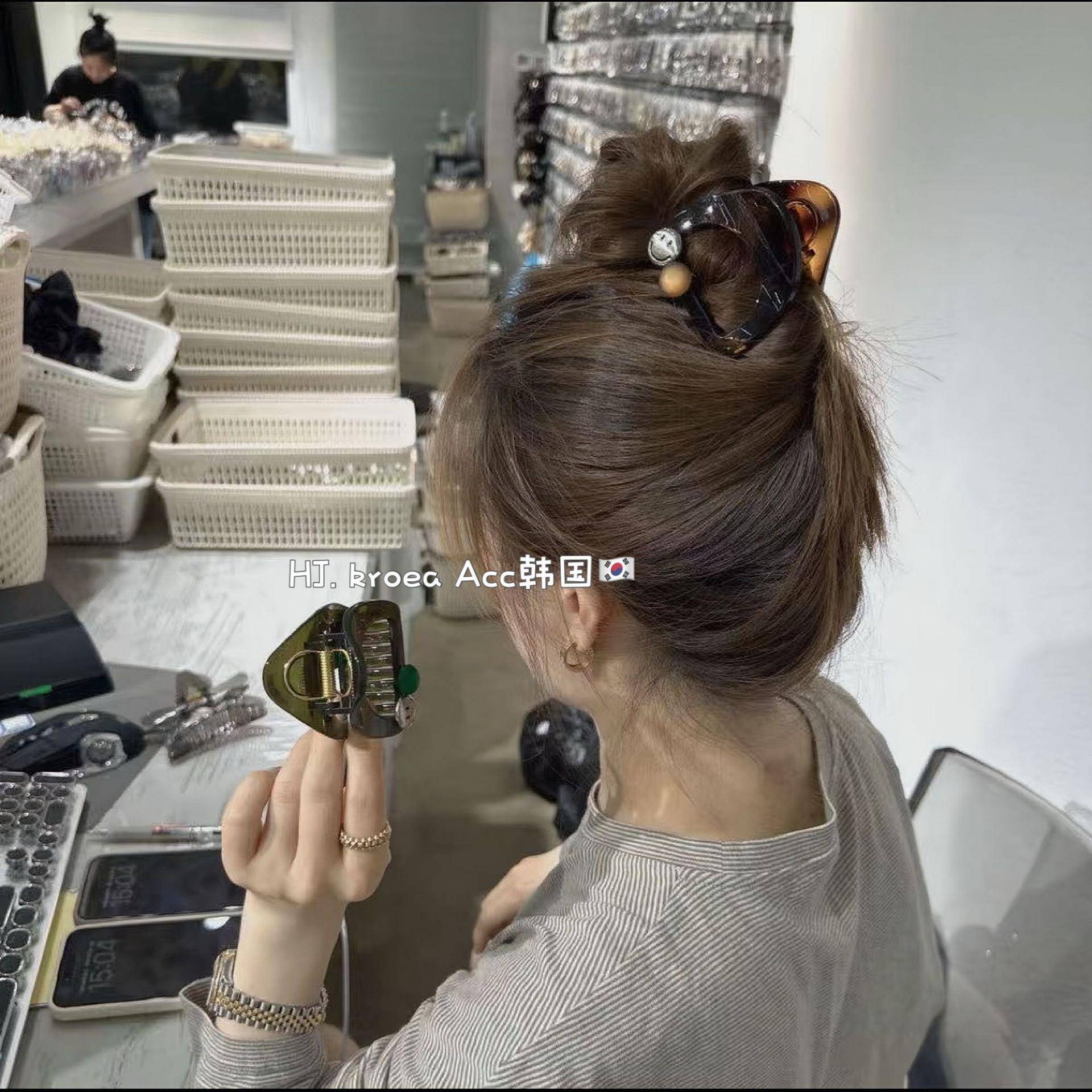 很有设计感漂亮抓夹女笑脸2026