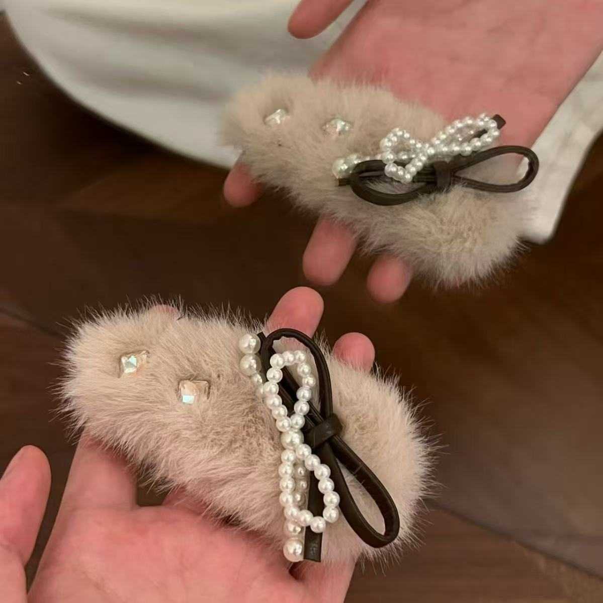 软fufu秋冬奶茶色毛绒发夹珍珠结