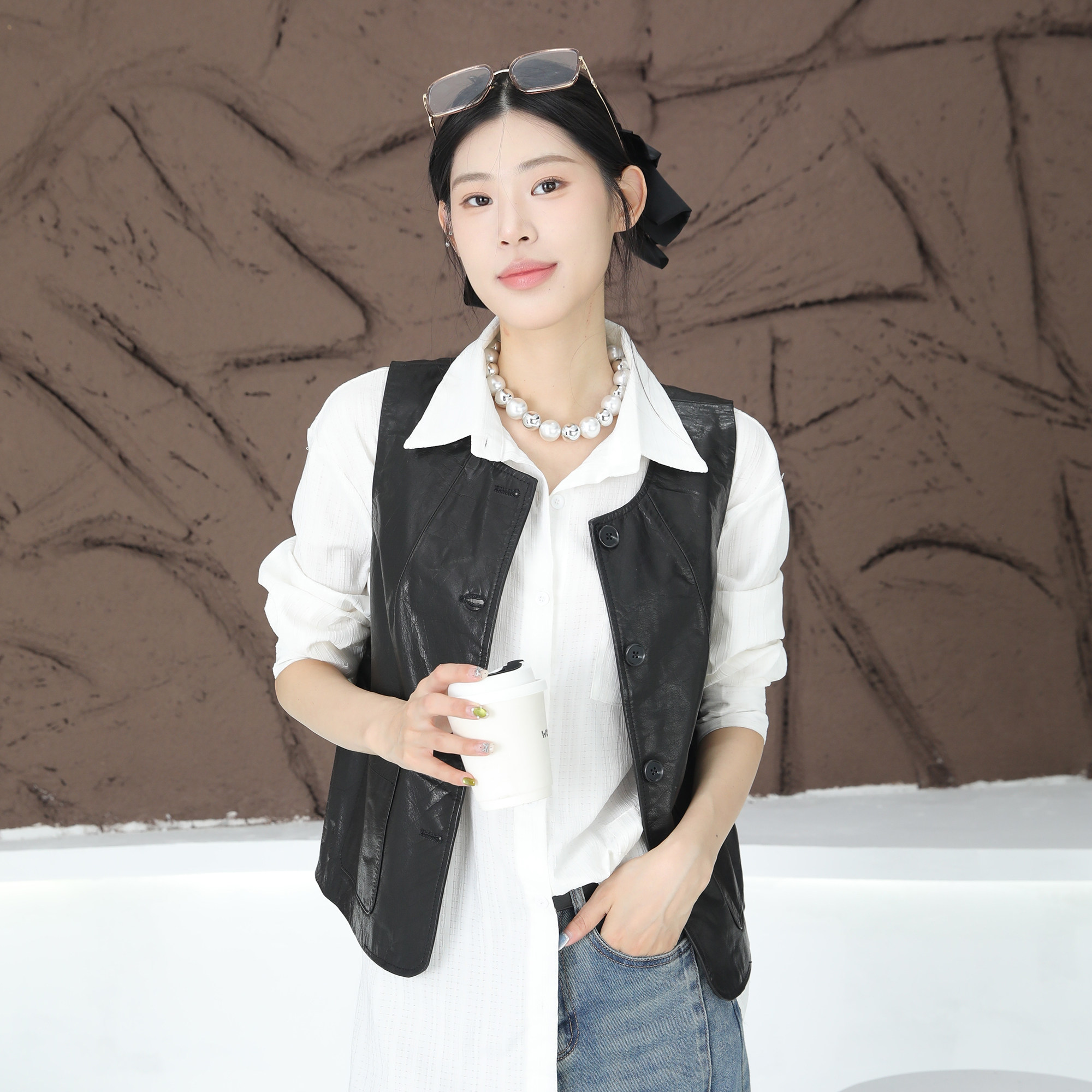 极简风黑色油蜡皮修身马甲女