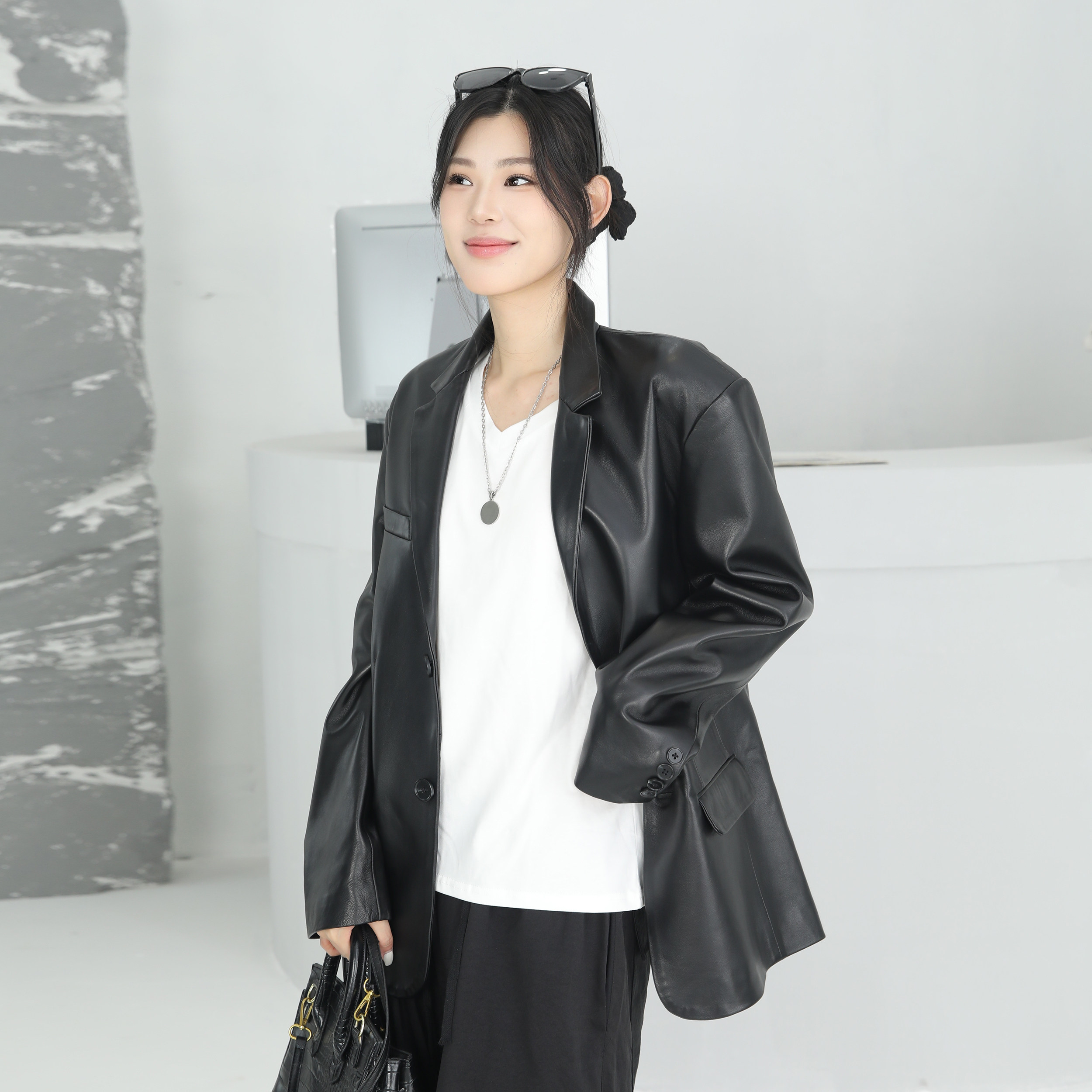 黑色真皮西装领显瘦中长款皮衣女