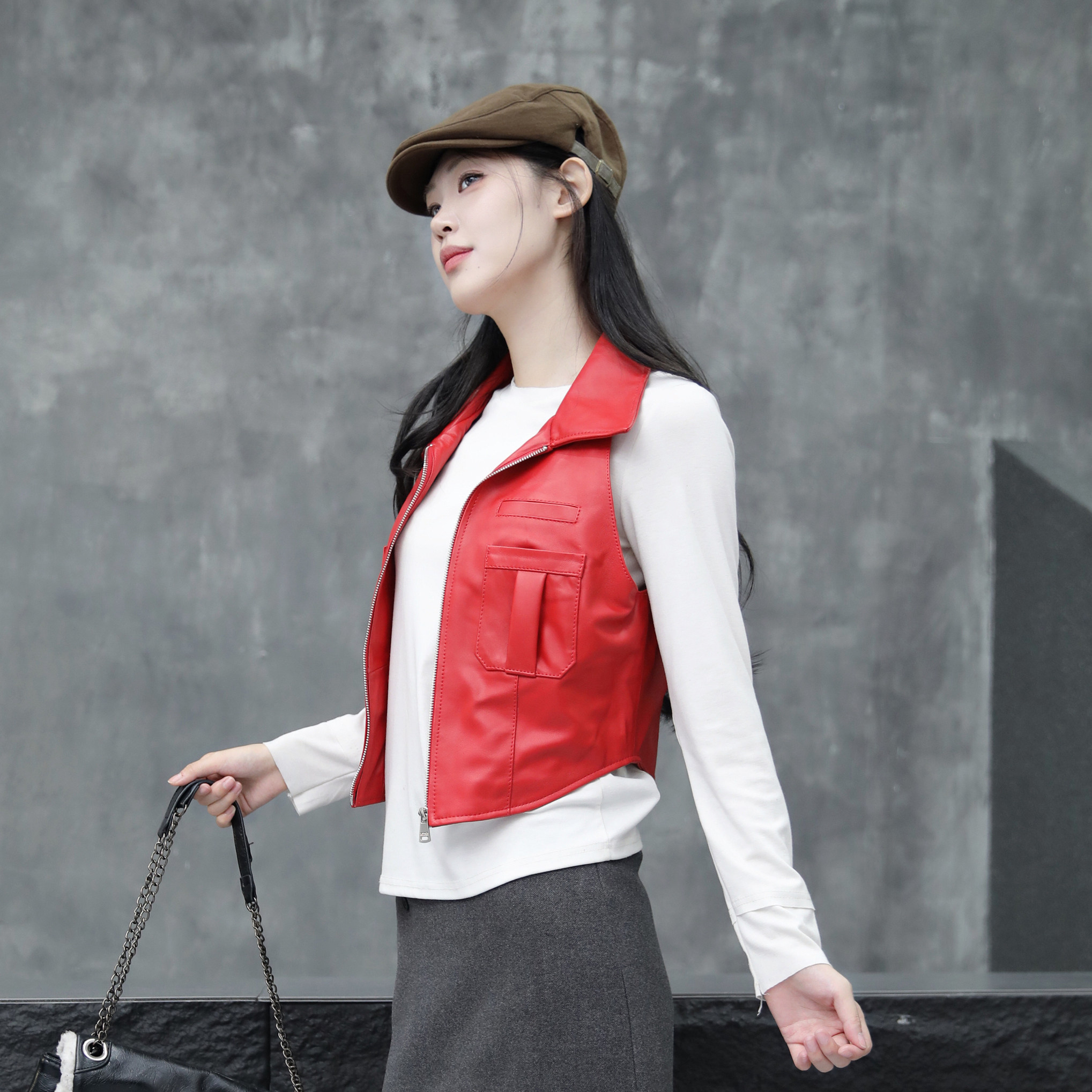 红色马甲女短款2025年秋季新款绵羊皮翻领外搭小坎肩真皮修身外套