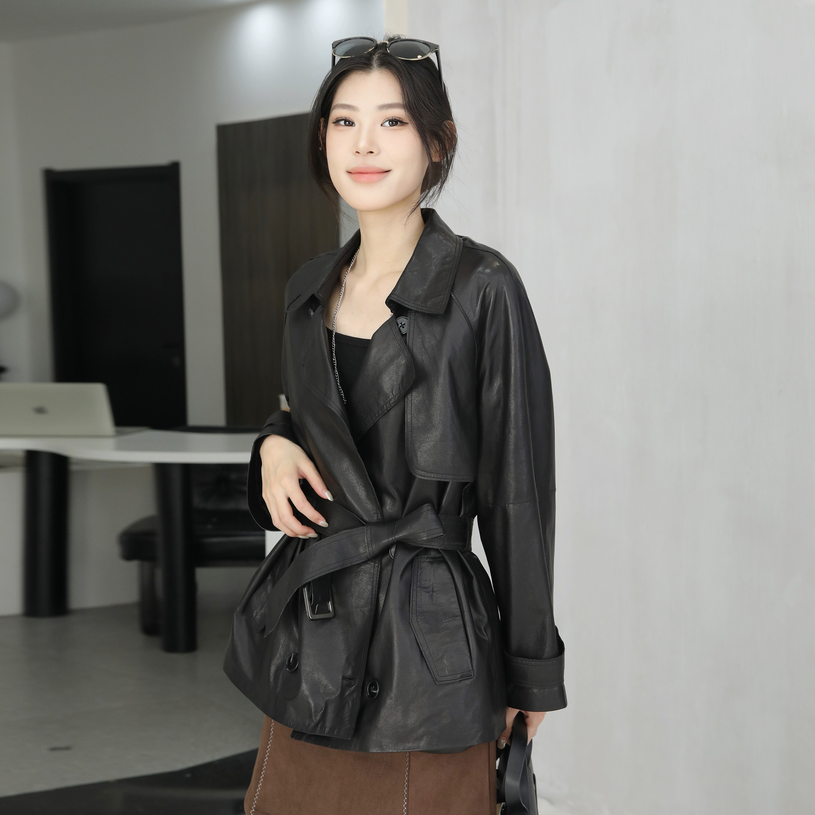 黑色绵羊皮翻领双排扣皮衣女
